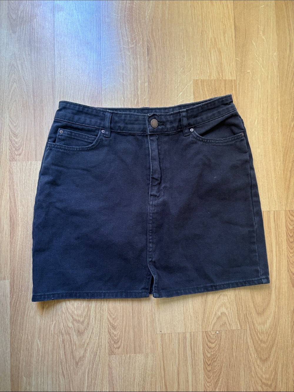 Billabong black denim  mini skirt gently worn super cute pockets size 28